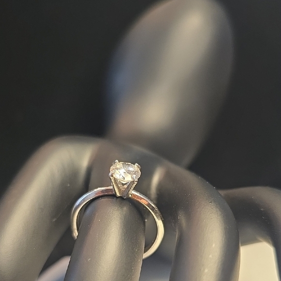 Elegant Silver Ring with Clear Gemstone - Picture 4 of 4